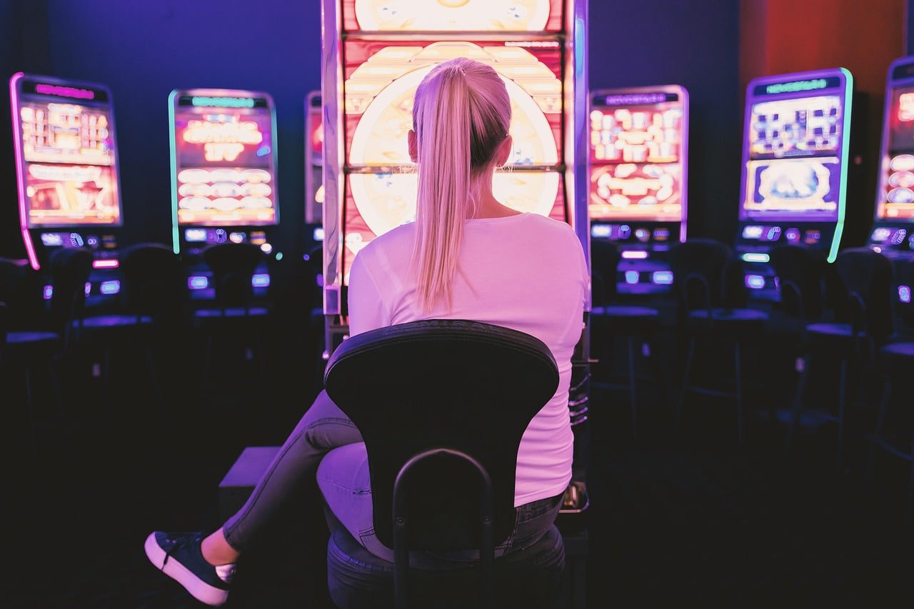 Tampilan antarmuka kasino langsung ormas88 dengan pilihan meja baccarat dan roulette